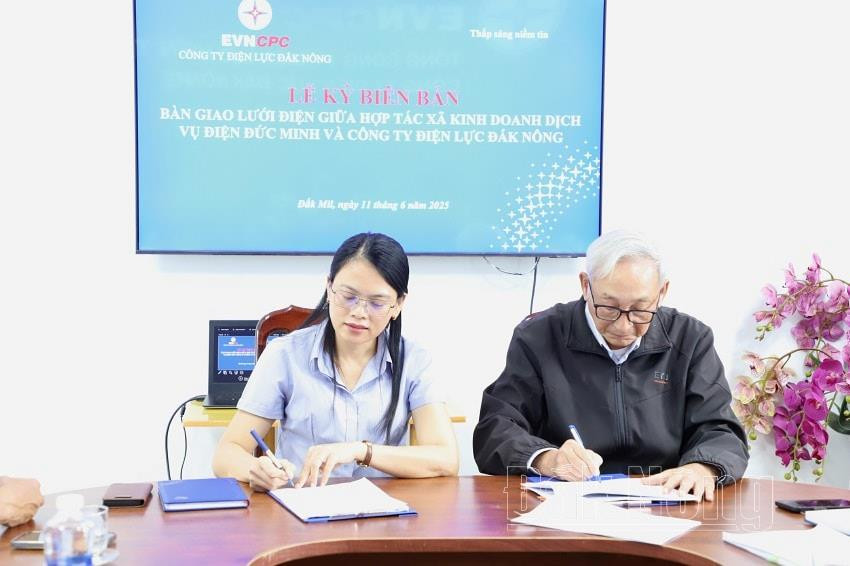 dai-dien-lanh-dao-pc-dak-nong-va-htx-kddvd-duc-minh-ky-ket-bien-ban-giao-nhan-luoi-dien(1).jpg
