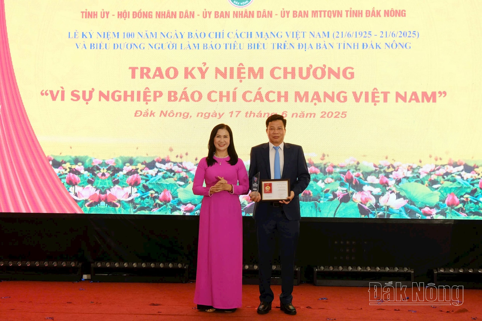 Đồng chí Lưu Văn Trung, Phó Bí thư Thường trực Tỉnh ủy, Chủ tịch HĐND tỉnh, Phụ trách Ban Tuyên giáo và Dân vận Tỉnh ủy nhận Kỷ niệm chương “Vì sự nghiệp báo chí cách mạng Việt Nam”