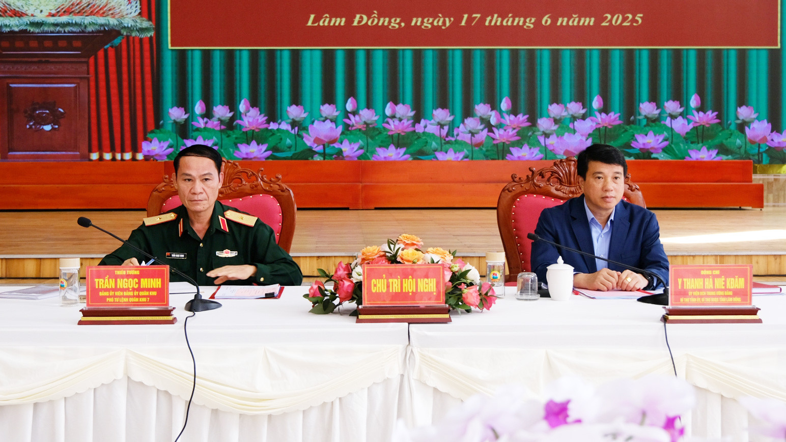 Chủ trì Hội nghị