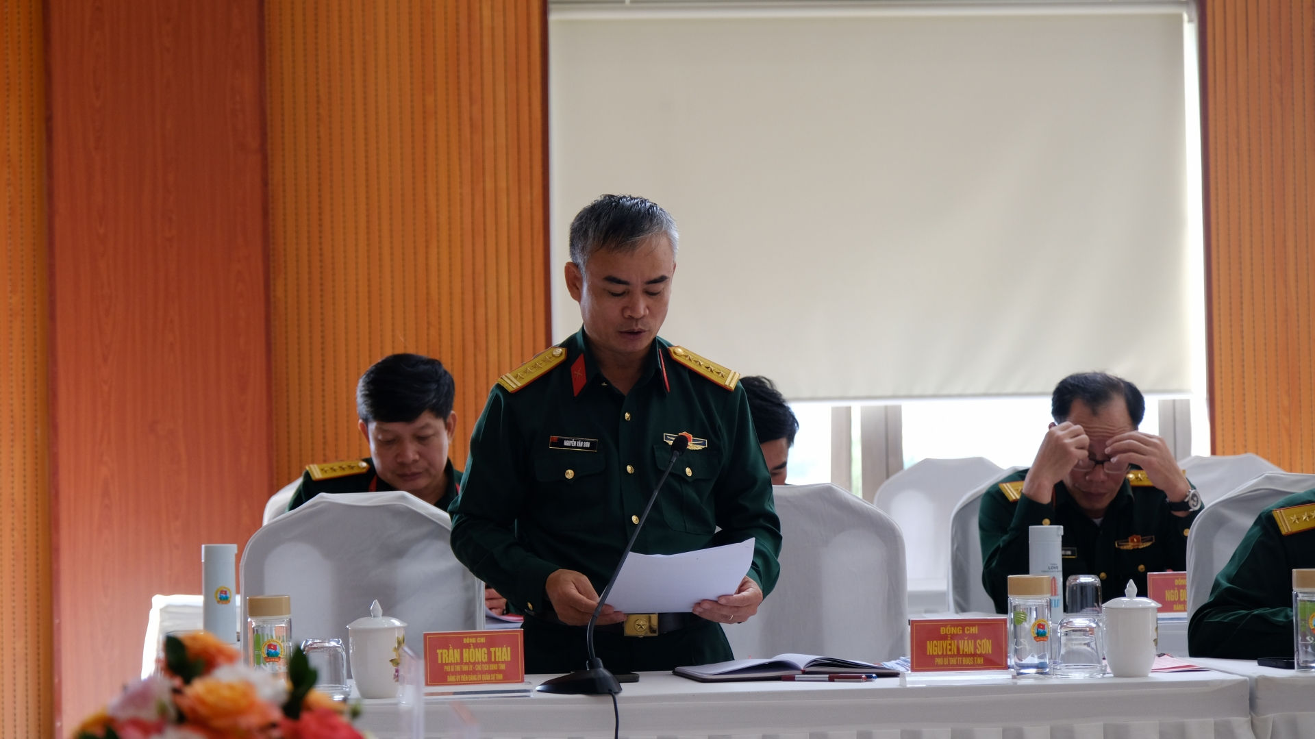 Đại tá Nguyễn Văn Sơn – Phó Bí thư Đảng uỷ, Chính uỷ Bộ CHQS tỉnh báo cáo kết quả thực hiện nhiệm vụ 6 tháng đầu năm của Đảng ủy Quân sự tỉnh