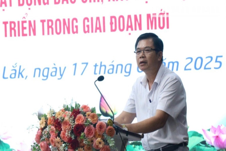 Nhà báo Nguyễn Công Lý, Trưởng Văn phòng đại diện Báo Nhân Dân tại tỉnh Đắk Lắk tham luận tại hội thảo. img-9879-4567.jpg