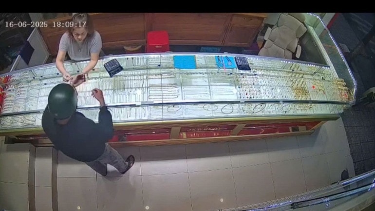 Camara an ninh ghi lại cảnh Hùng giả vờ mua vàng. 3333.jpg