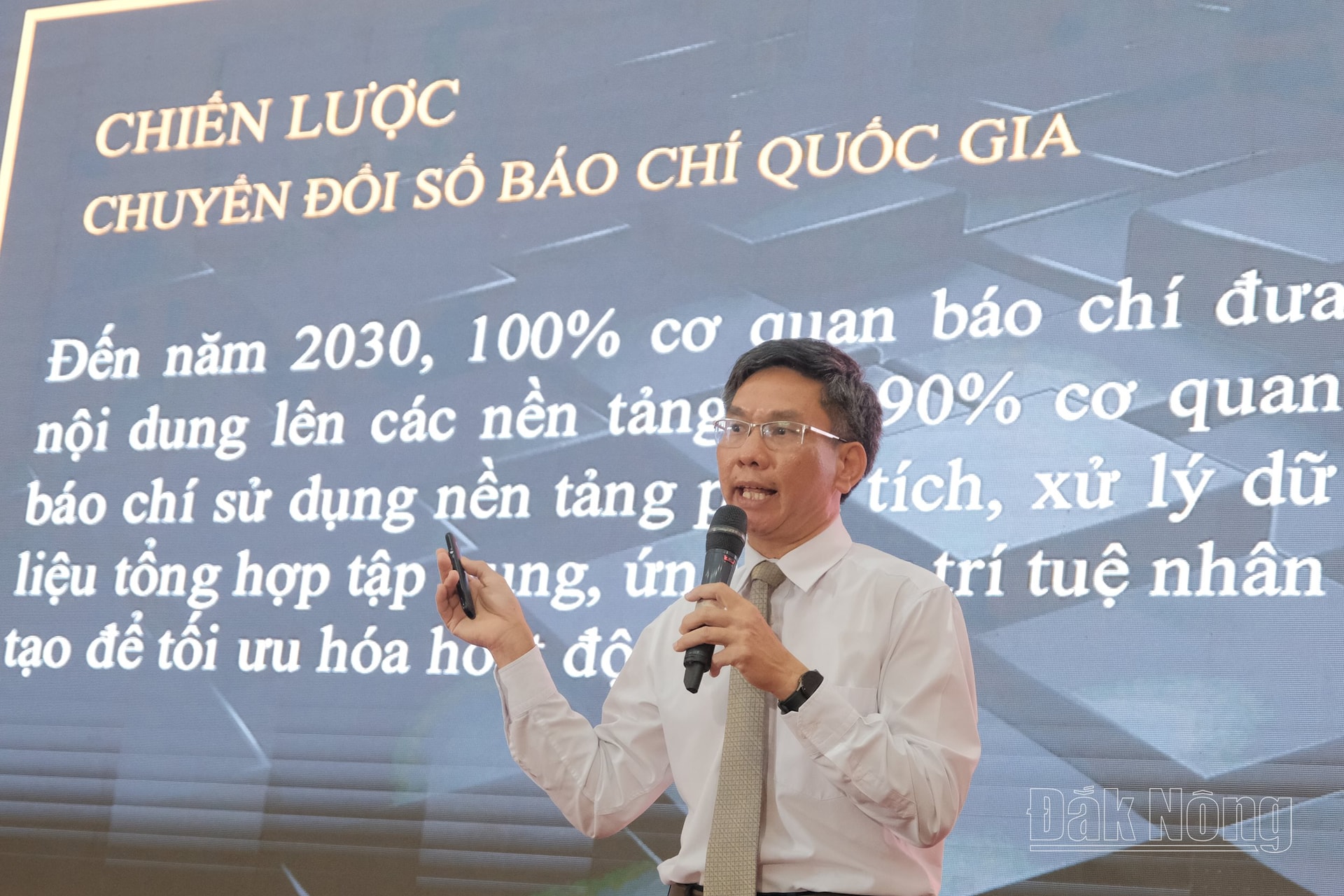 Đồng chí Vũ Ngọc Tú, Chủ tịch Hội Nhà báo tỉnh Đắk Nông, Tổng Biên tập Báo Đắk Nông trình bày tham luận