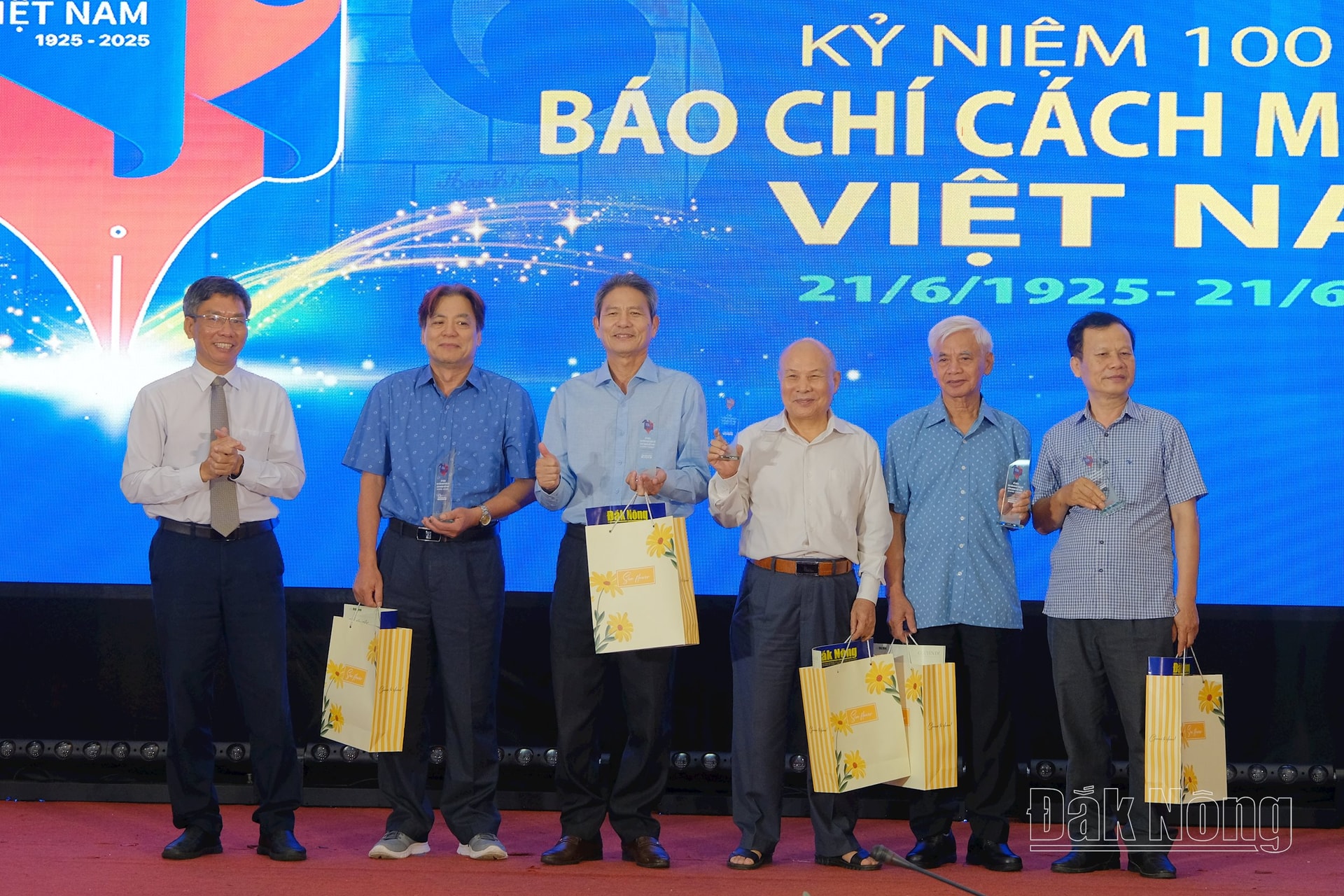 Đồng chí Vũ Ngọc Tú, Chủ tịch Hội Nhà báo tỉnh Đắk Nông, Tổng Biên tập Báo Đắk Nông trao tặng kỷ niệm chương tới nguyên lãnh đạo Hội Nhà báo tỉnh qua các thời kỳ