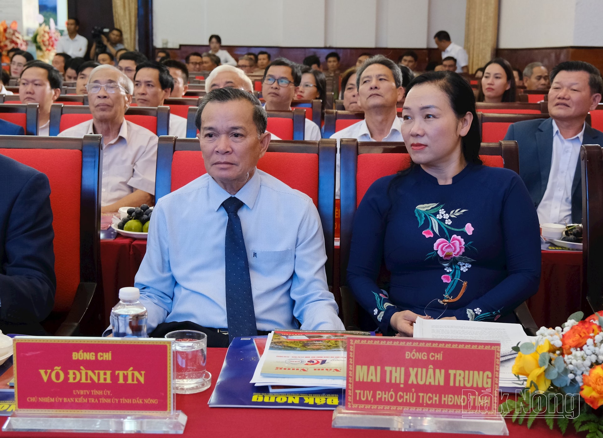 Các đồng chí Võ Đình Tín, UVBTV, Chủ nhiệm UBKT Tỉnh ủy; Mai Thị Xuân Trung, TUV, Phó Chủ tịch HĐND tỉnh