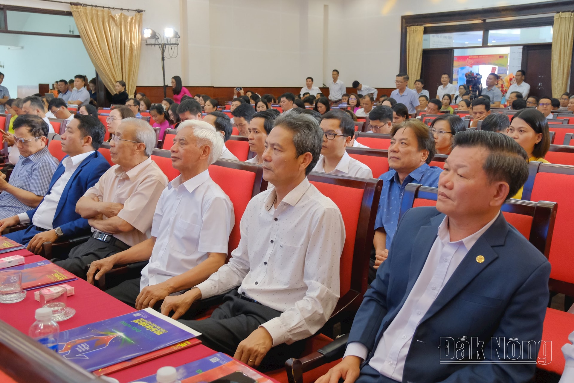 Nguyên lãnh đạo Hội Nhà báo tỉnh, các cơ quan báo chí tỉnh; lãnh đạo các sở, ban, ngành, địa phương tham dự