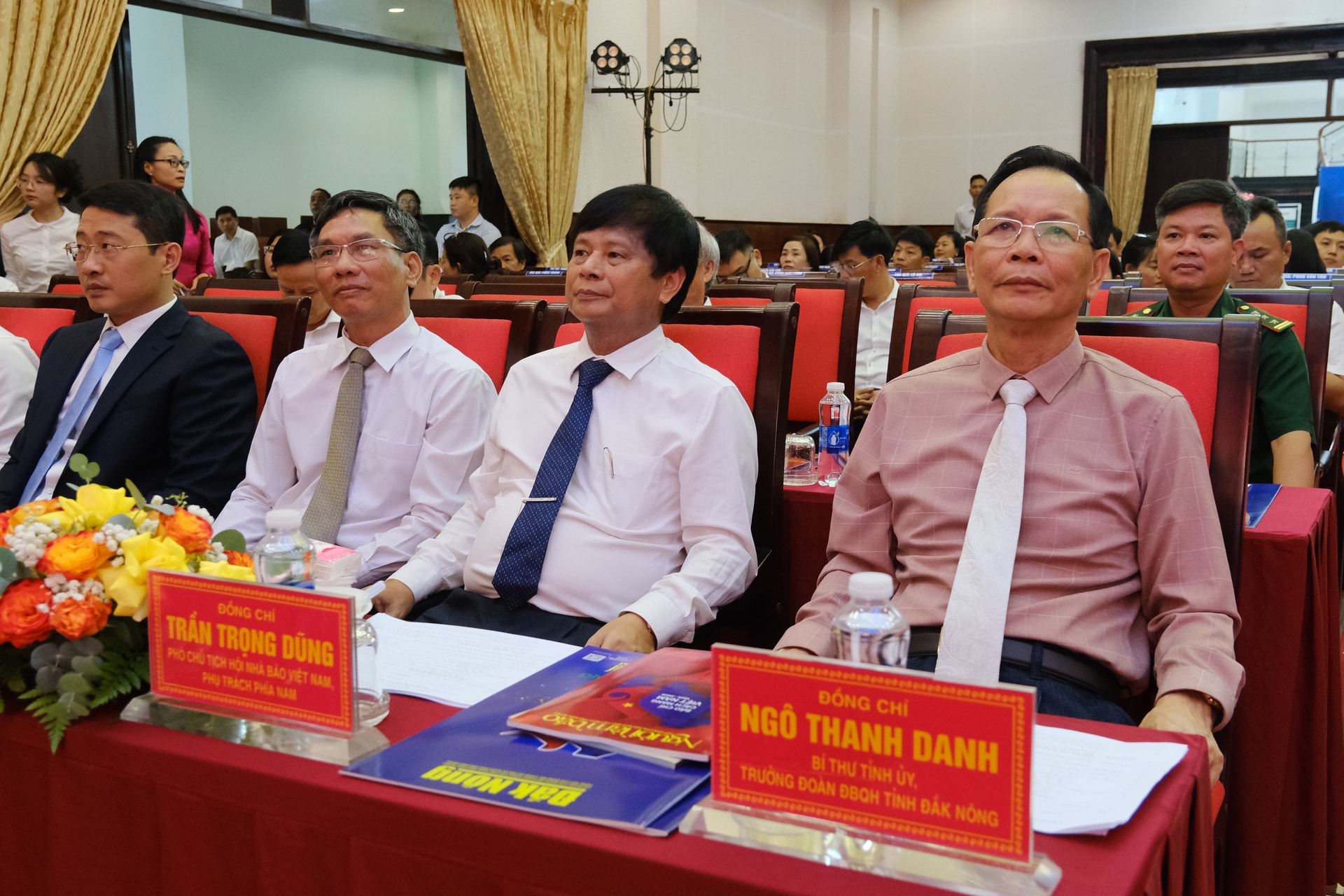 Đồng chí Ngô Thanh Danh, Bí thư Tỉnh ủy, Trưởng Đoàn ĐBQH tỉnh Đắk Nông; Trần Ngọc Dũng, Phó Chủ tịch Hội Nhà báo Việt Nam cùng các đại biểu tham dự