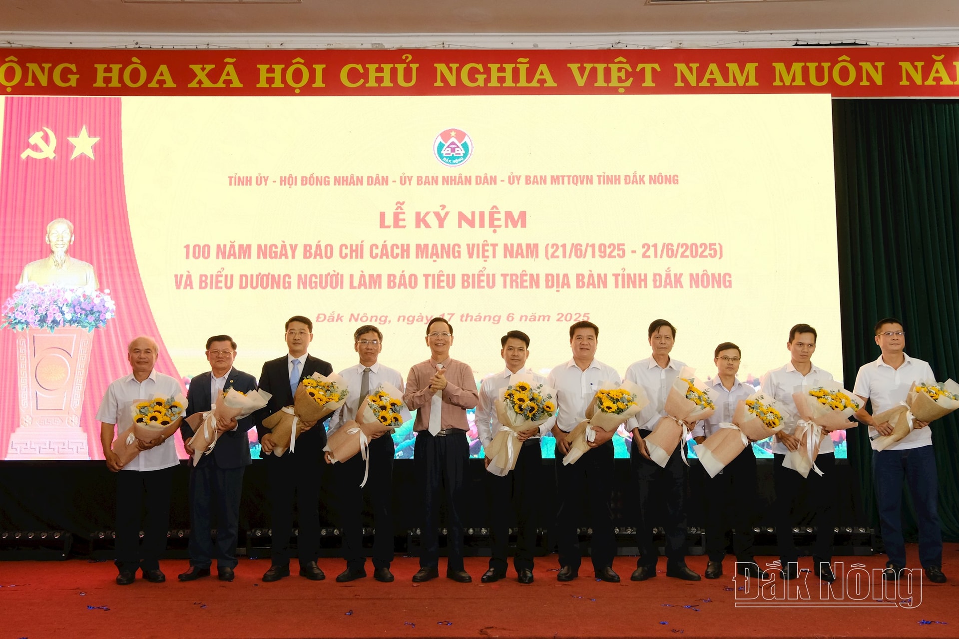 Đồng chí Ngô Thanh Danh, Bí thư Tỉnh ủy, Trưởng Đoàn ĐBQH tỉnh Đắk Nông tặng hoa cho lãnh đạo các cơ quan chỉ đạo, quản lý nhà nước, cơ quan báo chí địa phương, đại diện các cơ quan báo chí Trung ương có văn phòng đại diện, cơ quan thường trú và đăng ký hoạt động thường trú trên địa bàn tỉnh