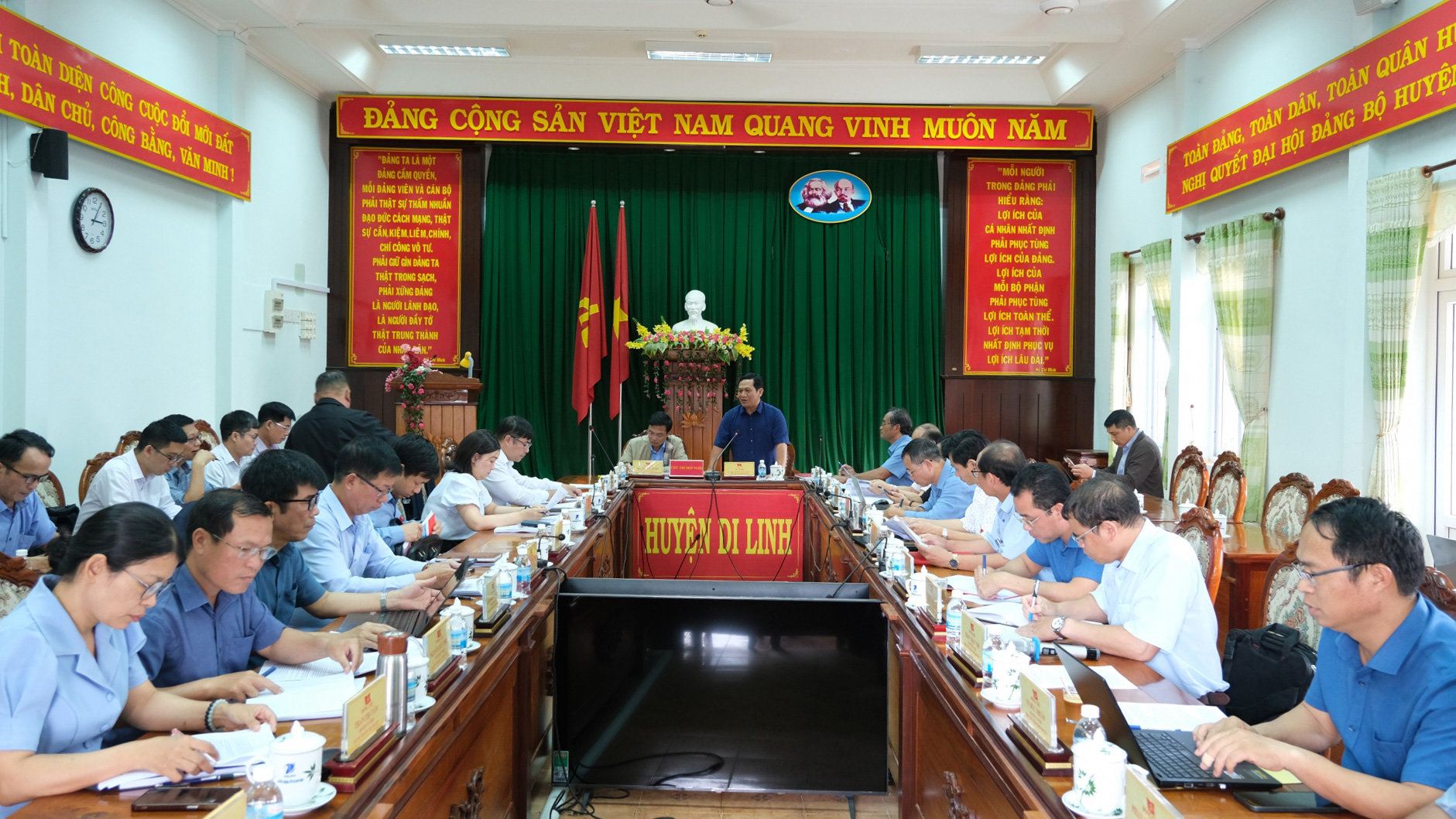 Quang cảnh buổi làm việc