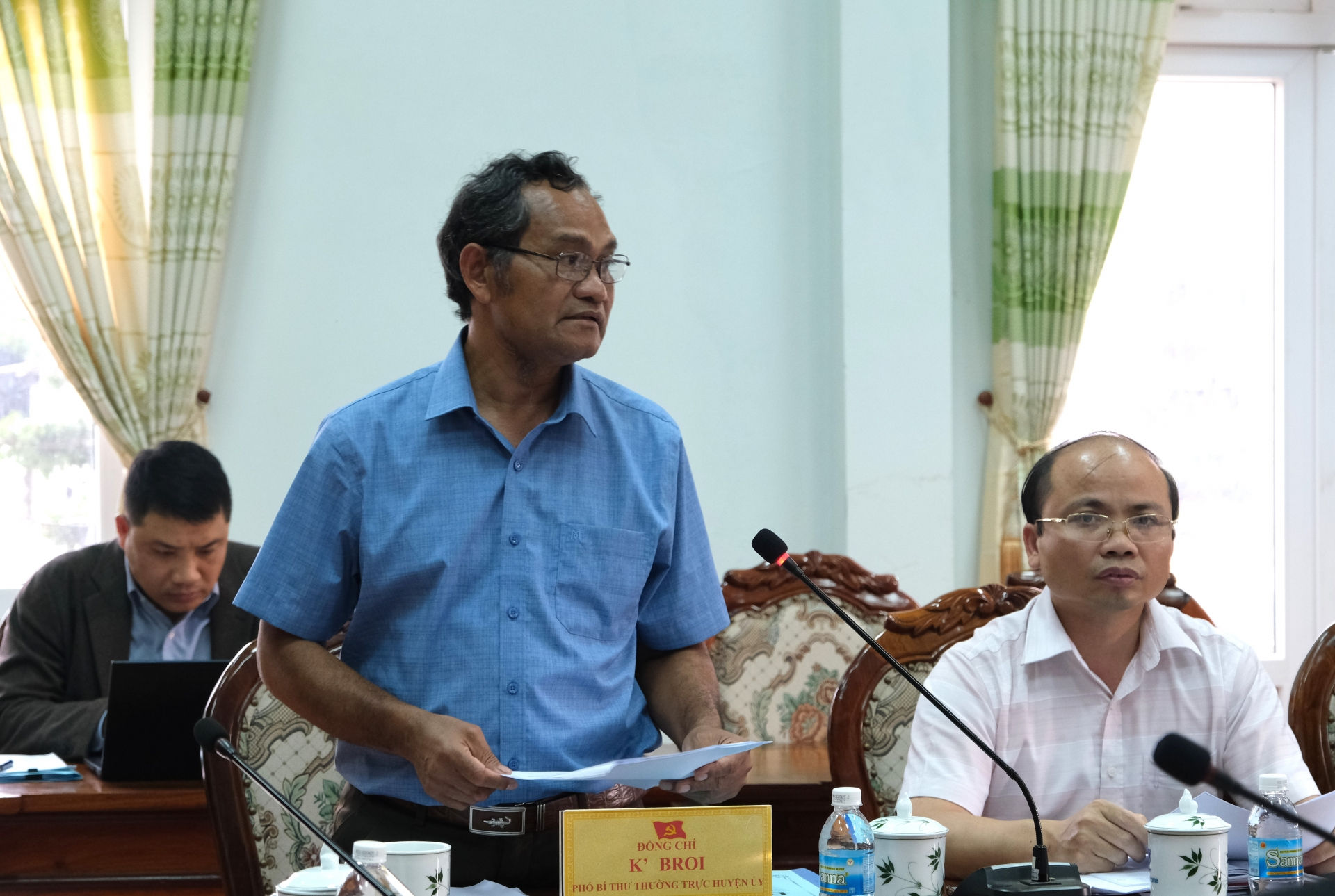 Đồng chí KBroi - Phó Bí thư Thường trực Huyện ủy Di Linh báo cáo tình hình chuẩn bị sắp xếp, vận hành đơn vị hành chính cấp xã và tổ chức Đại hội Đảng bộ