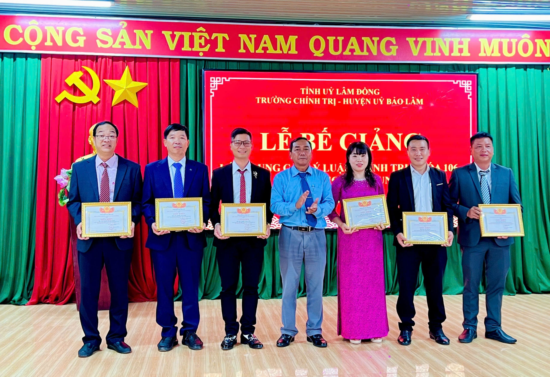 Đồng chí KLình - Phó Bí thư Thường trực Huyện uỷ, Chủ tịch HĐND huyện trao giấy chứng nhận cho các học viên