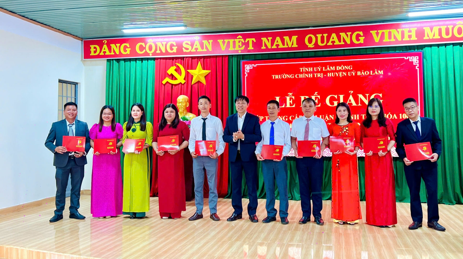 Đồng chí Hoàng Ngọc Khuyên - Trưởng Ban Tuyên giáo và Dân vận Huyện uỷ trao giấy chứng nhận cho các học viên