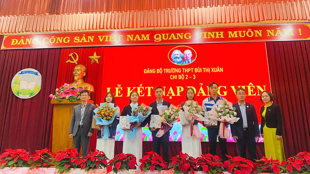 Đại diện Đảng bộ và Chi bộ 2, Chi bộ 3 Trường THPT Bùi Thị Xuân trao quyết định và tặng hoa chúc mừng đảng viên mới