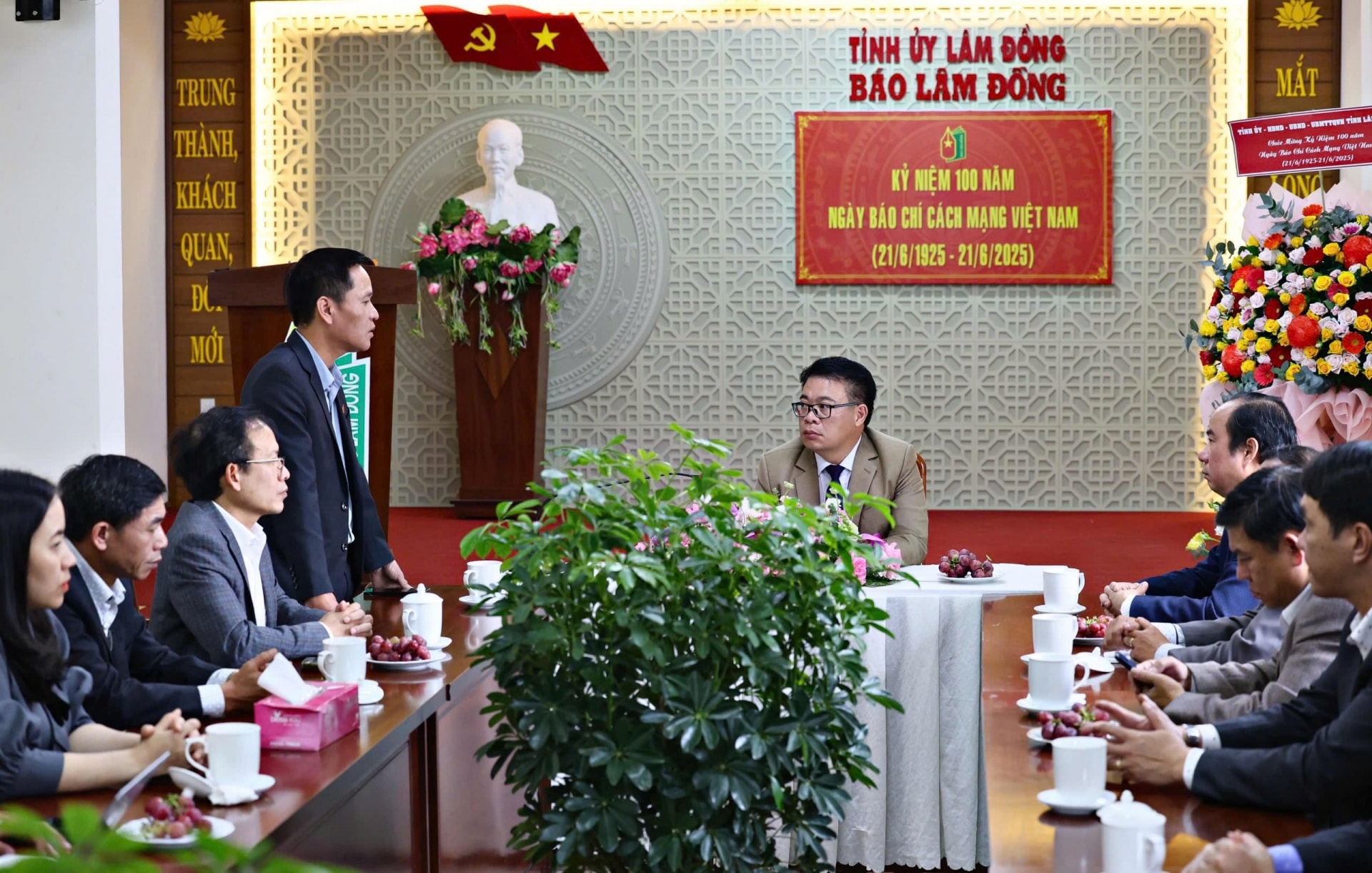 Đoàn công tác thăm, chúc mừng tập thể Báo Lâm Đồng