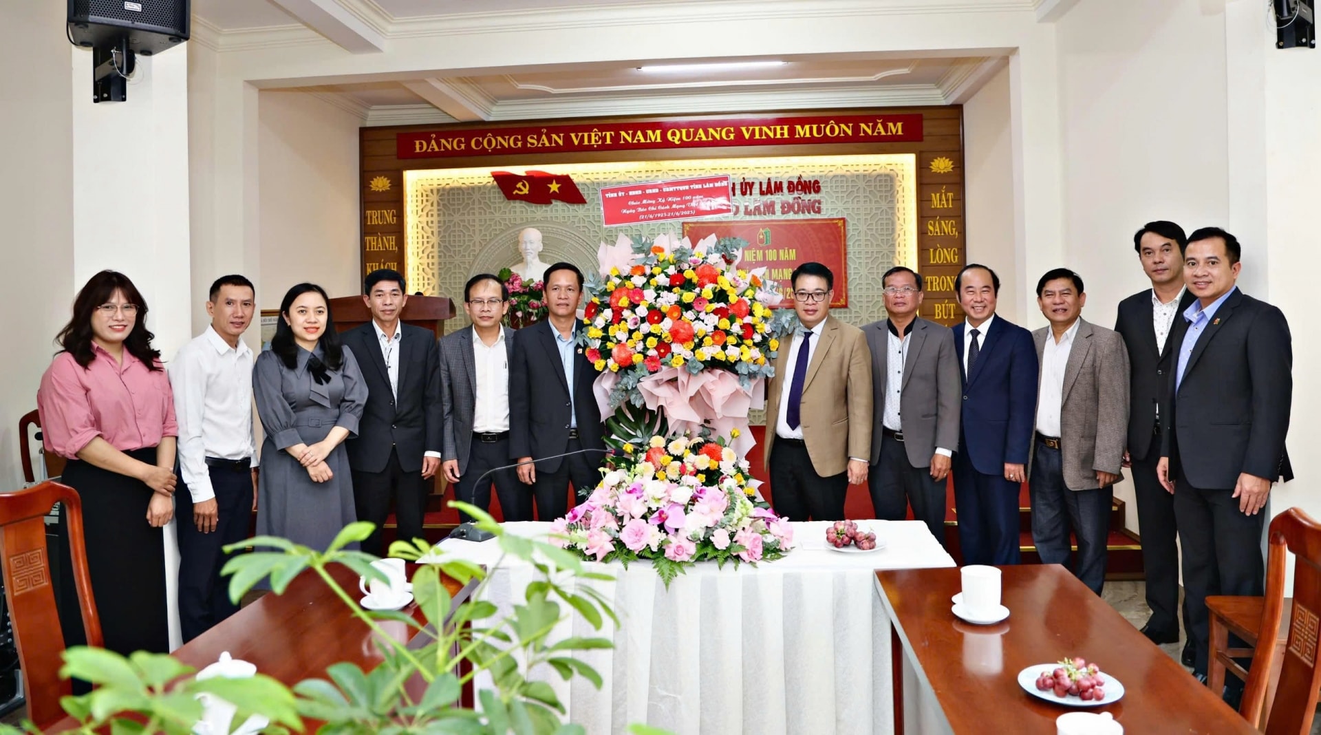 Đoàn công tác tặng hoa chúc mừng Báo Lâm Đồng