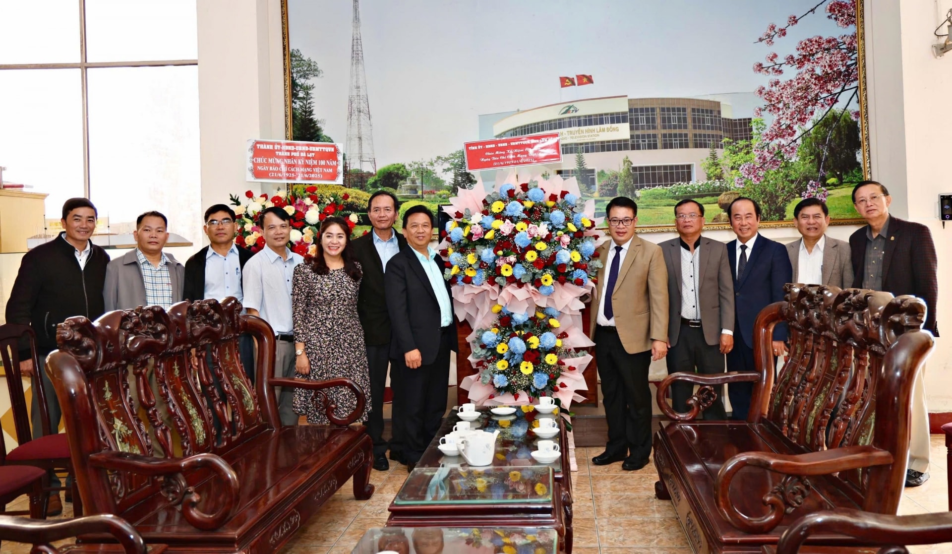 Phó chủ tịch UBND tỉnh Nguyễn Ngọc Phúc và đoàn công tác tặng hoa Đài Phát thanh - Truyền hình Lâm Đồng