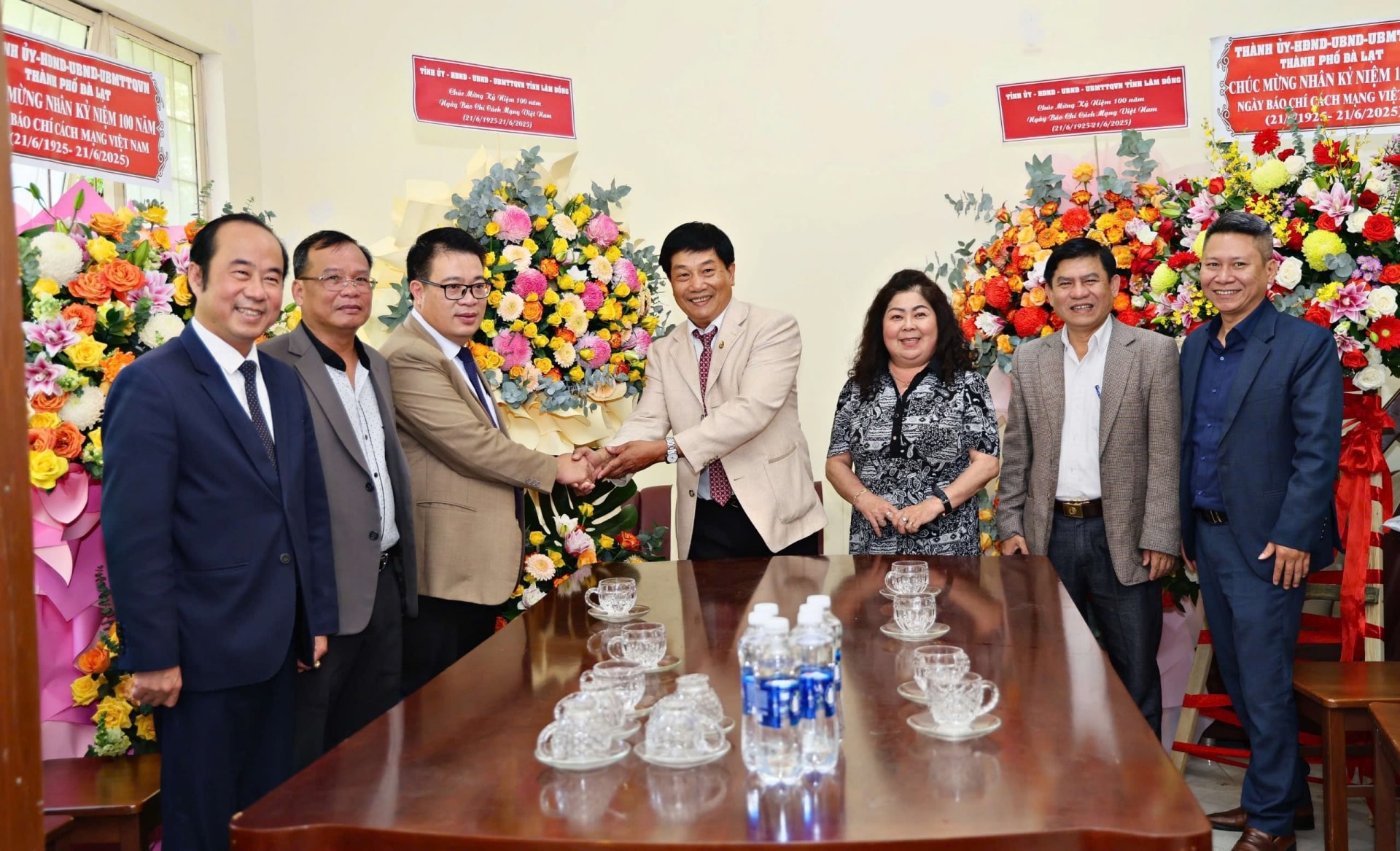 Đoàn công tác tặng hoa chúc mừng Hội nhà báo tỉnh và Tạp chí Langbian