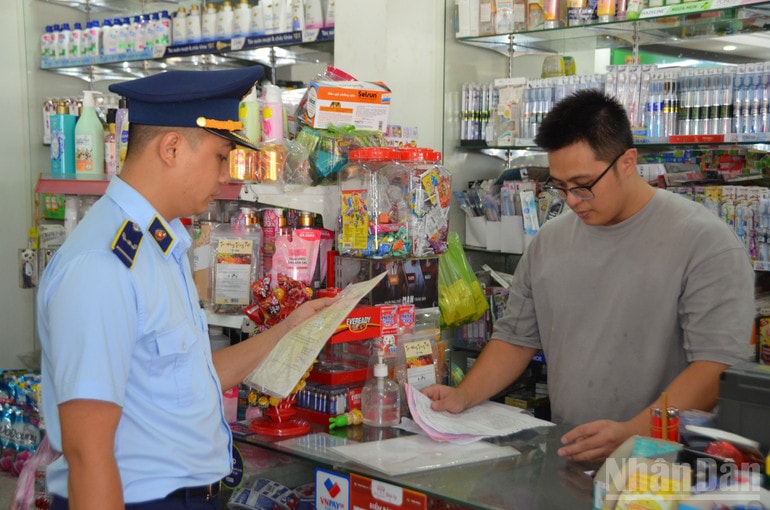 Lực lượng Quản lý thị trường kiểm tra các cơ sở kinh doanh trong đợt cao điểm phòng chống hàng nhái, hàng giả, gian lận thương mại. ndo_br_dsc-0765.jpg