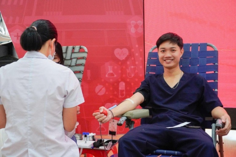 Các cán bộ, giảng viên, nhân viên, đoàn viên, thanh niên Trường-Bệnh viện Đại học Y Dược Buôn Ma Thuột hiến máu tình nguyện. img-0668-1975.jpg
