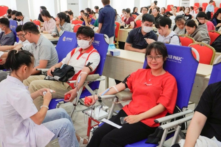 Các sinh viên Trường Đại học Y Dược Buôn Ma Thuột tham gia hiến máu tình nguyện. img-0670-6463.jpg
