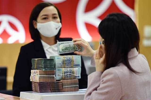 Thiếu kênh đầu tư hấp dẫn dòng tiền đổ dồn vào ngân hàng