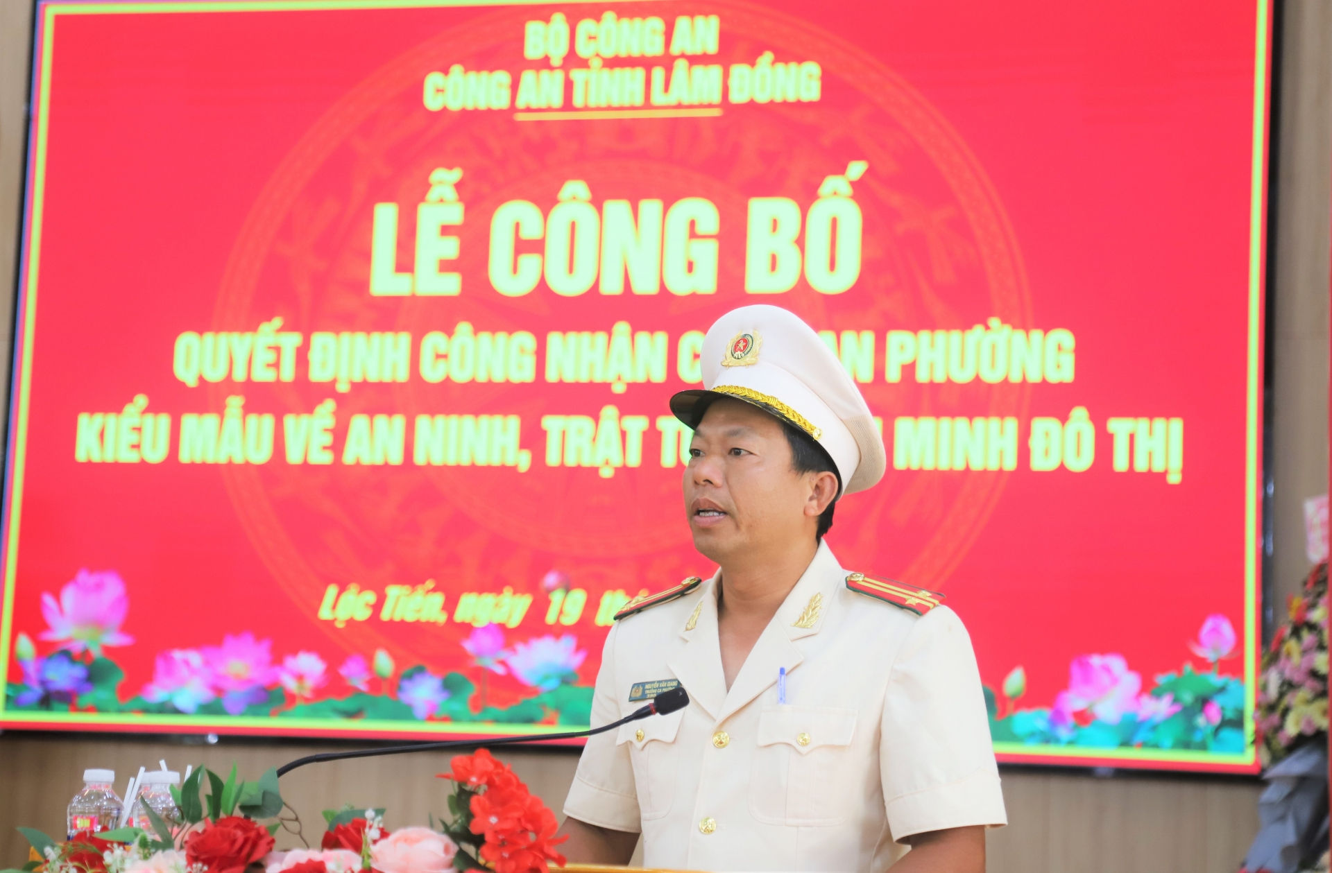 Trung tá Nguyễn Văn Giang - Trưởng Công an phường Lộc Tiến báo cáo tại buổi lễ