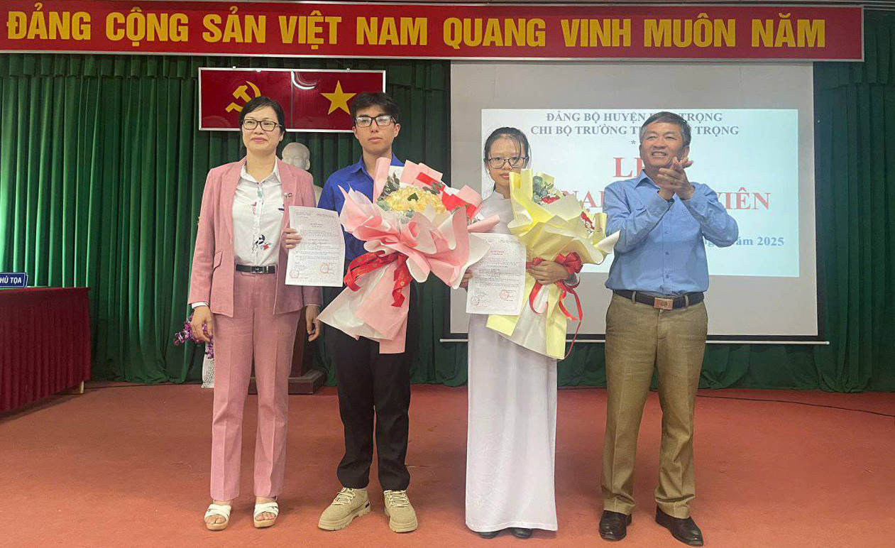 Lãnh đạo nhà trường trao quyết định kết nạp đảng cho 2 đảng viên trẻ