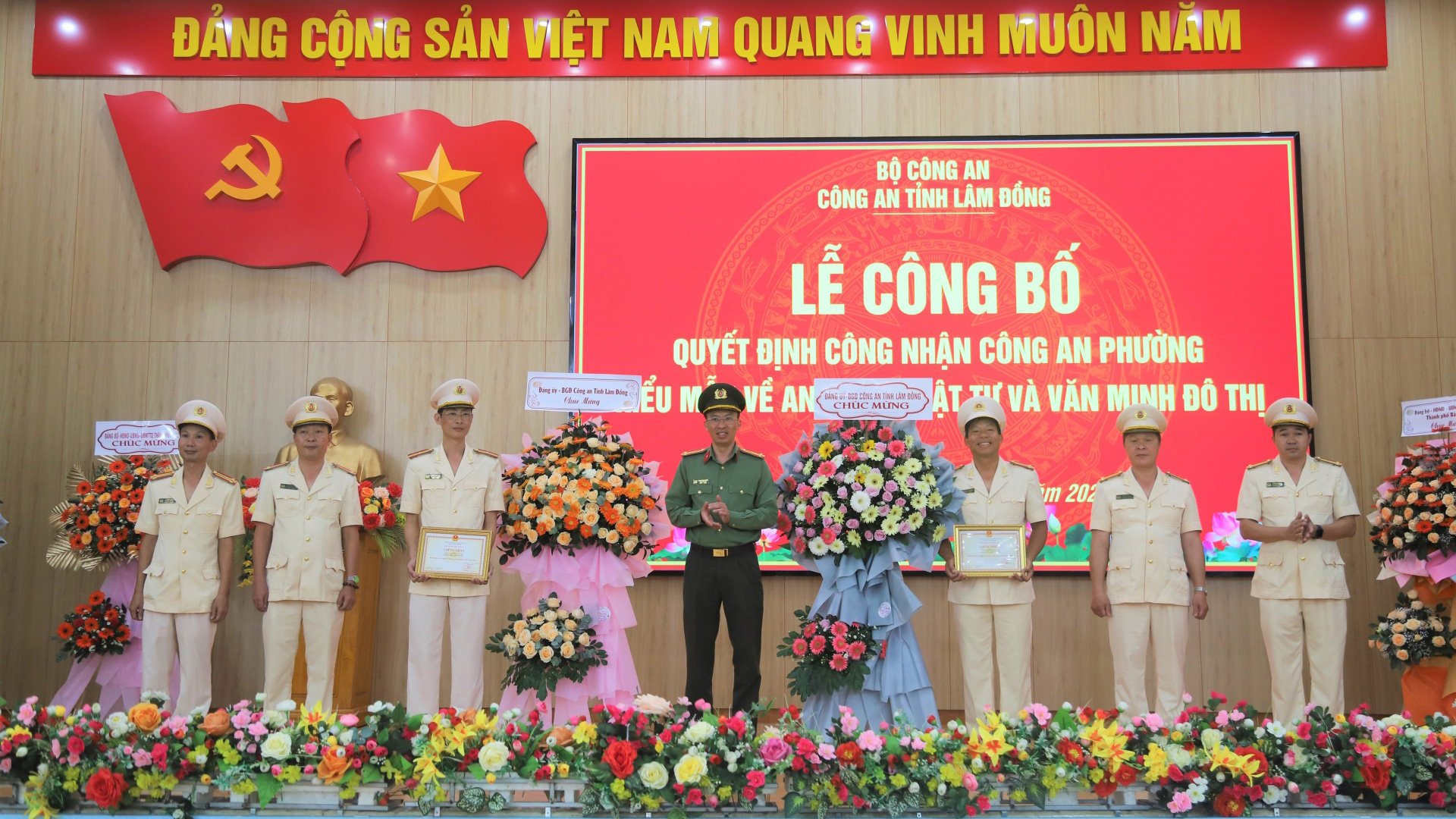 Thượng tá Phạm Thanh Hùng - Phó Giám đốc Công an tỉnh Lâm Đồng tặng hoa chúc mừng Công an phường Lộc Tiến và Công an phường Lộc Sơn