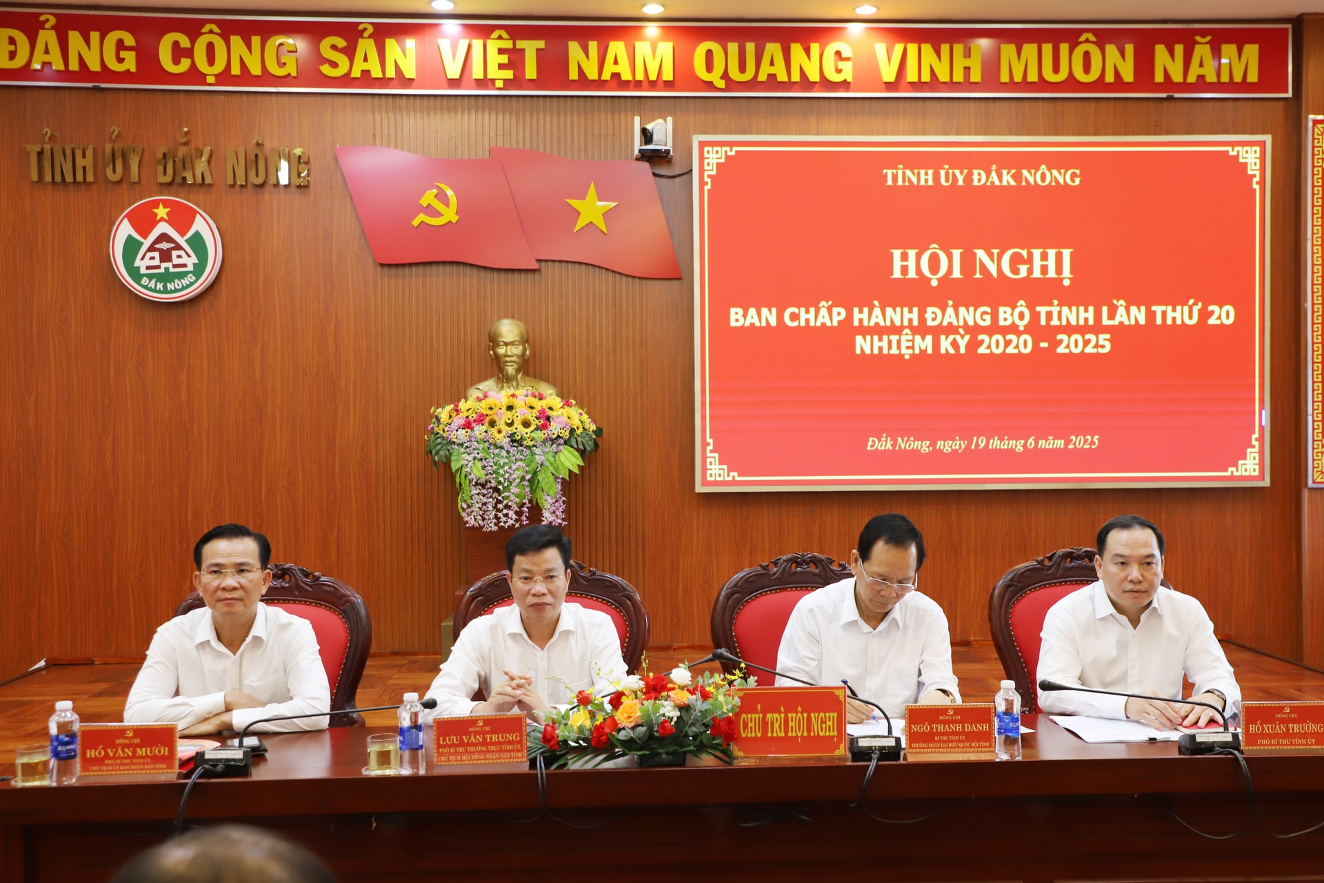 Các đồng chí: Ngô Thanh Danh, Bí thư Tỉnh ủy, Trưởng Đoàn ĐBQH tỉnh; Lưu Văn Trung, Phó Bí thư Thường trực Tỉnh ủy, Chủ tịch HĐND tỉnh; Hồ Văn Mười, Phó Bí thư Tỉnh ủy, Chủ tịch UBND tỉnh; Hồ Xuân Trường, Phó Bí thư Tỉnh ủy chủ trì hội nghị.