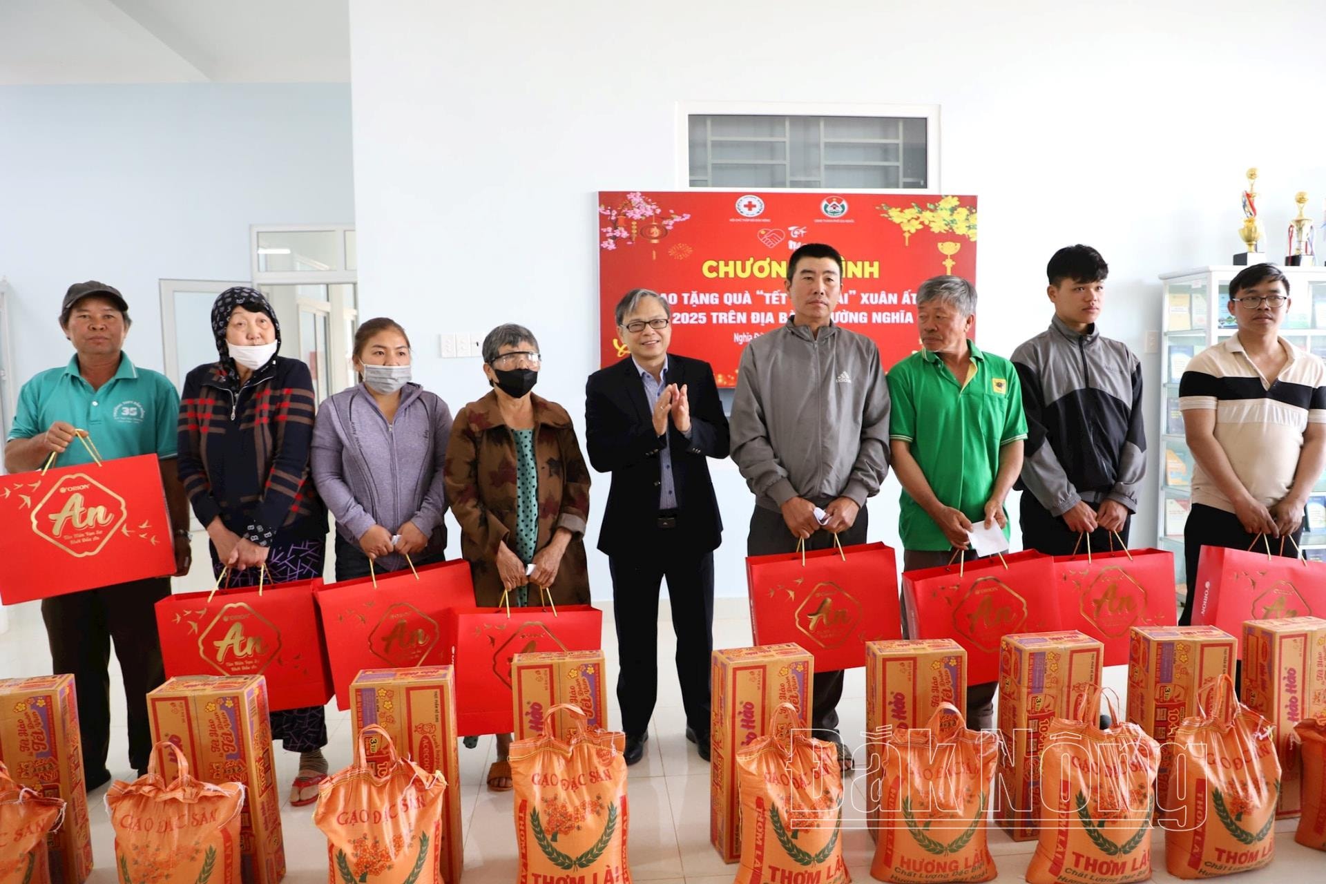 pc-dak-nong-tang-qua-cac-ho-dan-co-hoan-canh-kho-khan-.2(1).jpg