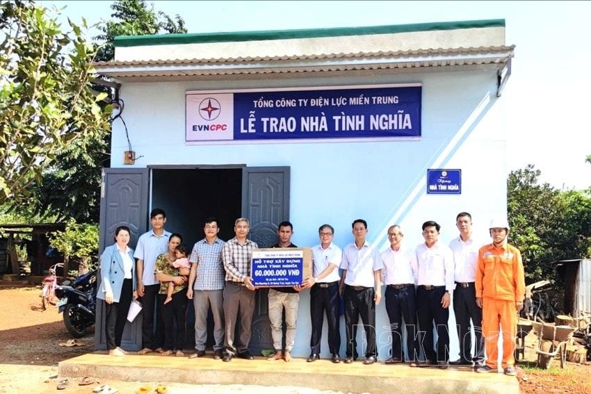 pc-dak-nong-trao-nha-tinh-nghia-cho-cac-ho-ngheo-tren-dia-ban-tinh(1).jpg