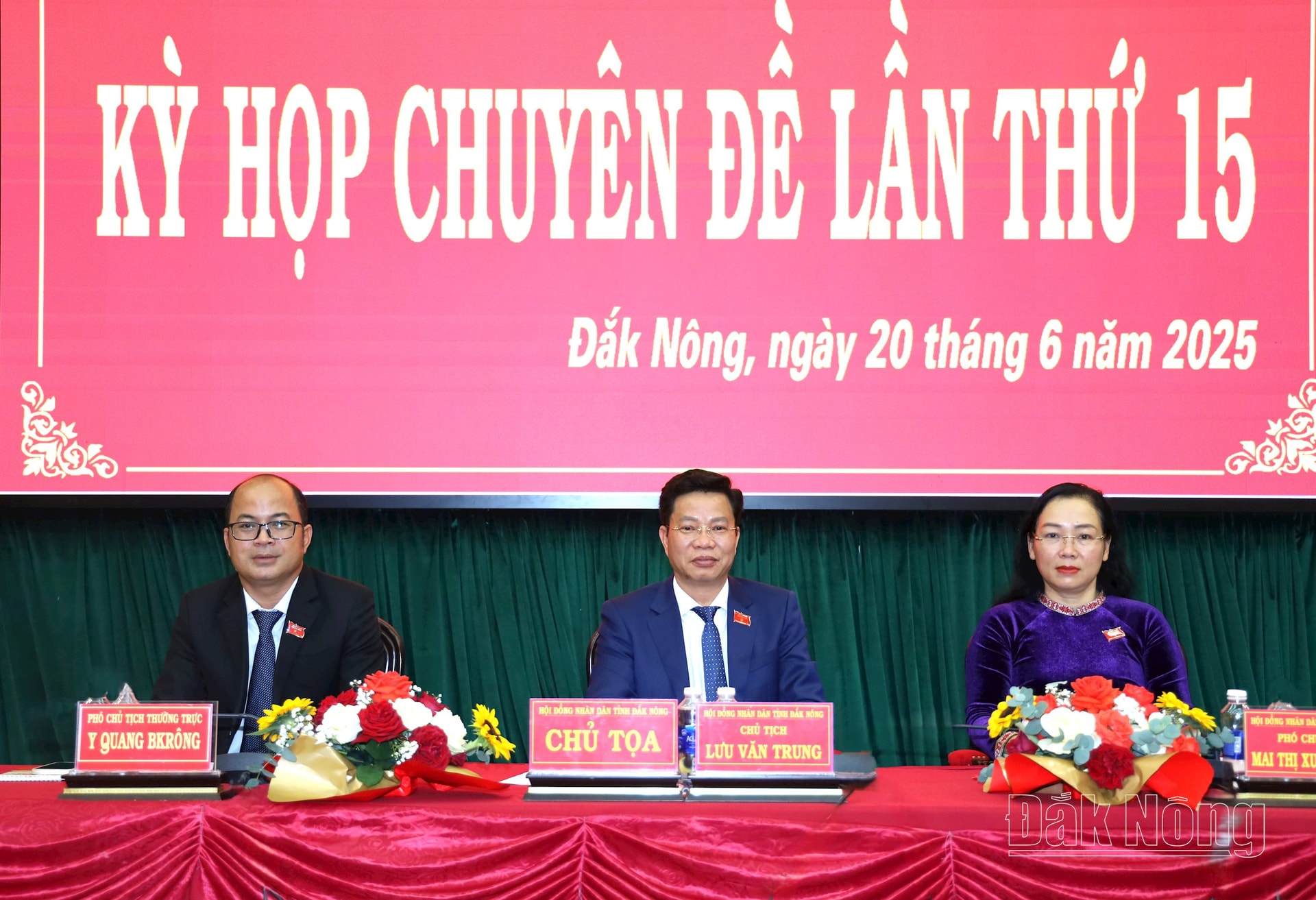 Các đồng chí chủ tọa kỳ họp
