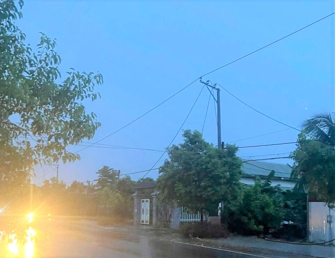 Đường dây điện trung thế 22KV trên Tỉnh lộ 725 qua Tổ dân phố 4 (thị trấn Đạ Tẻh, huyện Đạ Huoai) khiến hàng trăm hộ dân đang bị mất điện