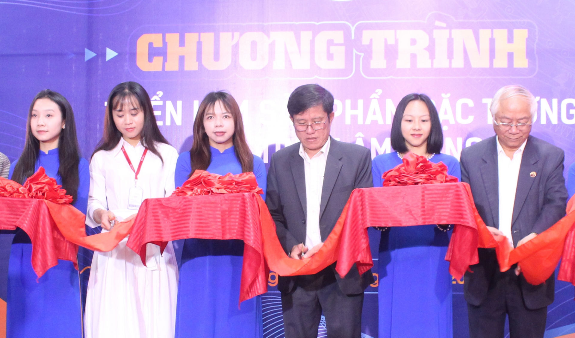 Đại biểu cắt băng khai mạc triển lãm