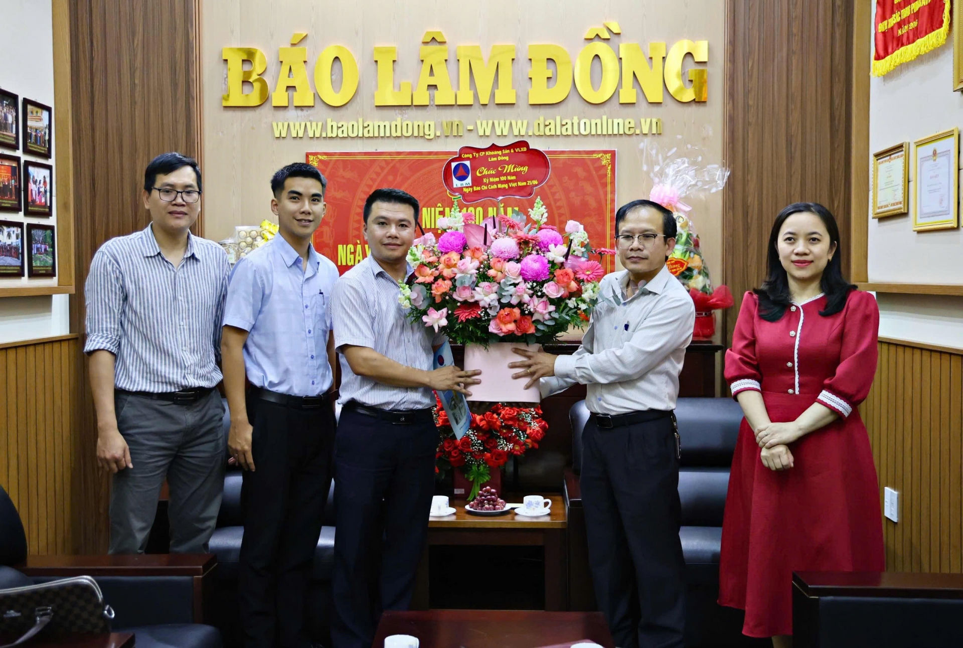 Công ty Cổ phần Khoáng sản và Vật liệu xây dựng chúc mừng Báo Lâm Đồng