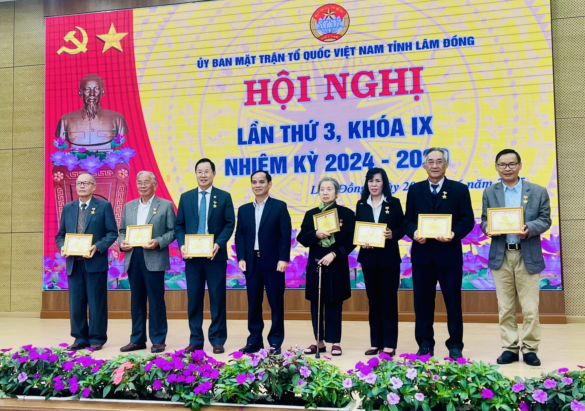 Trao Kỷ niệm chương vì sự phát triển tỉnh Lâm Đồng cho các đồng chí lãnh đạo, nguyên lãnh đạo Ủy ban MTTQ Việt Nam tỉnh qua các thời kỳ