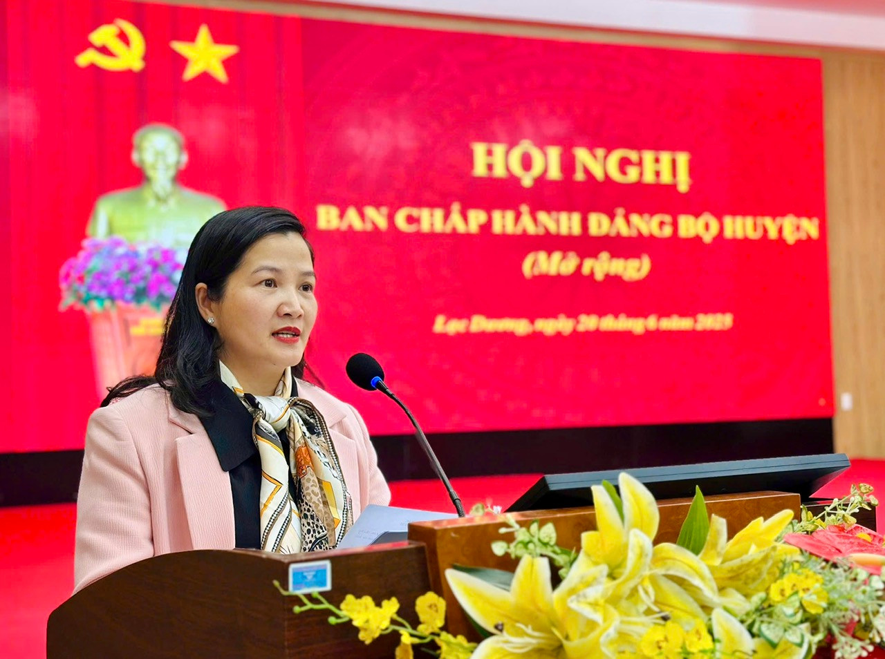  đồng chí: Trần Thị Chúc Quỳnh - Bí thư Huyện ủy phát biểu kết luận hội nghị