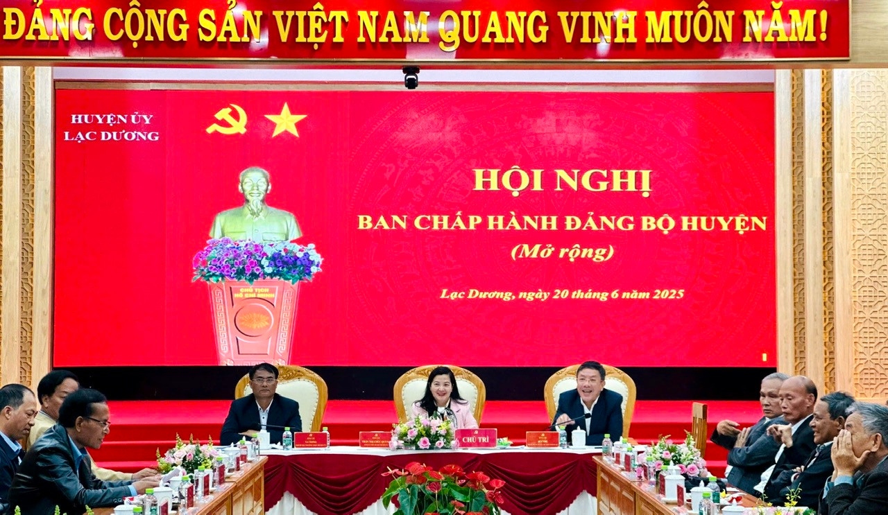 Các đồng chí chủ trì hội nghị