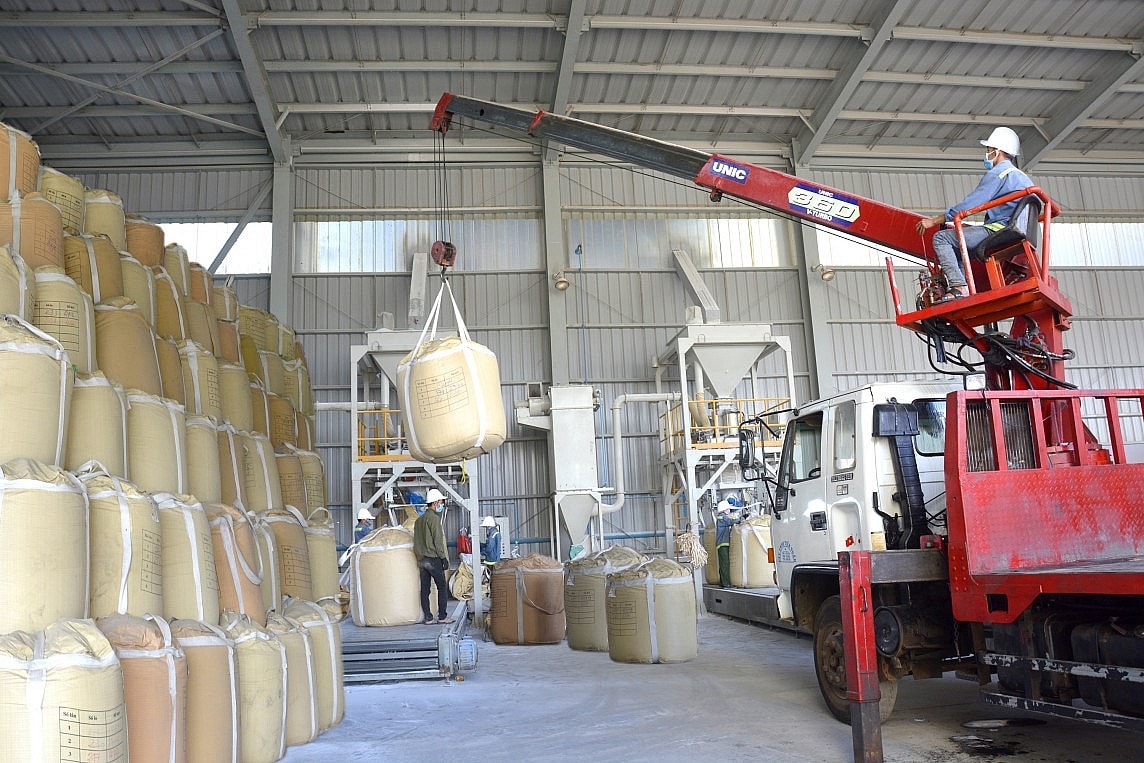 Tập hợp sản phẩm alumin phục phục xuất khẩu tại Nhà máy Alumin Nhân Cơ
