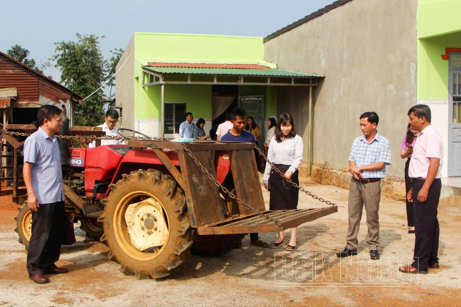 ban-dan-toc-hdnd-tinh-dak-nong-giam-sat-thuc-te-hieu-qua-su-dung-von-uu-dai-cho-dong-bao-dtts-tai-xa-dak-som-huyen-dak-glong(1).jpg