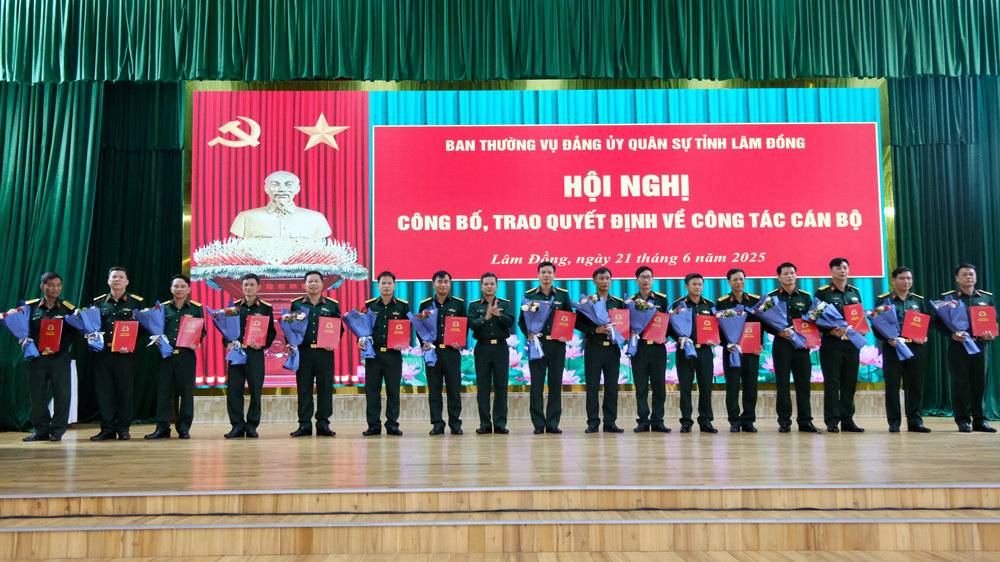 Đại tá Lê Anh Vương – Phó Chỉ huy trưởng, Tham mưu trưởng Bộ CHQS tỉnh trao quyết định cho các đồng chí