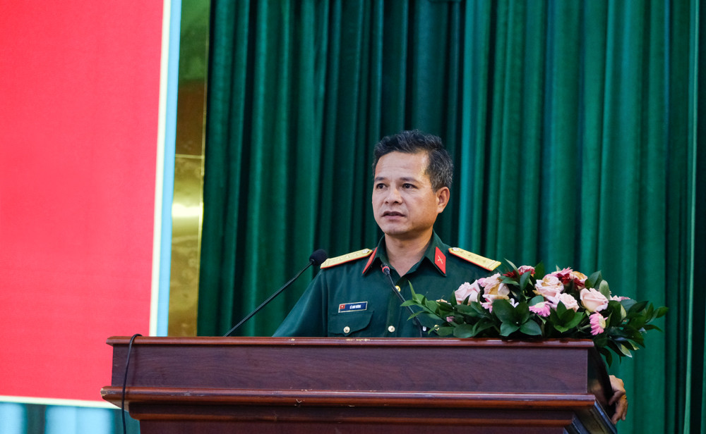 Đại tá Lê Anh Vương – Phó Chỉ huy trưởng, Tham mưu trưởng Bộ CHQS tỉnh phát biểu giao nhiệm vụ