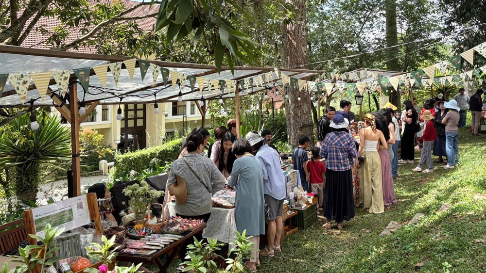 Không gian hội chợ cuốn hút du khách