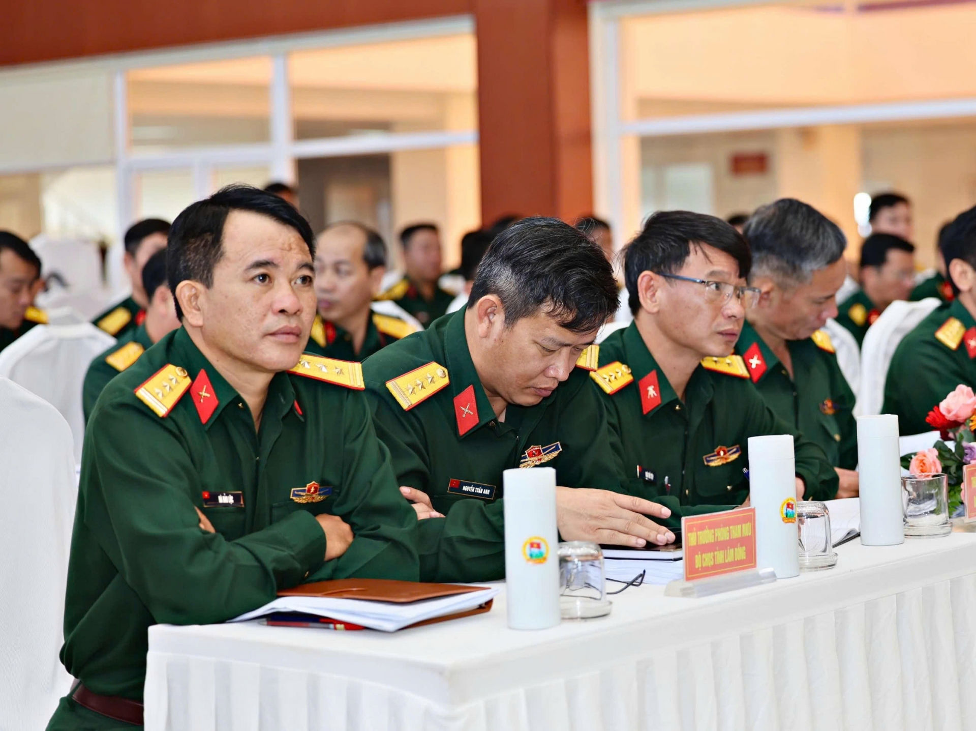 Các đồng chí trong Bộ CHQS tỉnh Lâm Đồng tham dự Hội nghị bàn giao