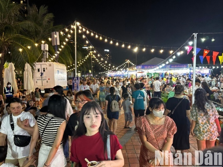 Rất đông người dân, du khách trải nghiệm, thưởng thức không gian ẩm thực tại Lễ hội Tận hưởng Đà Nẵng 2025. (Ảnh: ANH ĐÀO) bcc653a0b7a900f759b8-7312.jpg