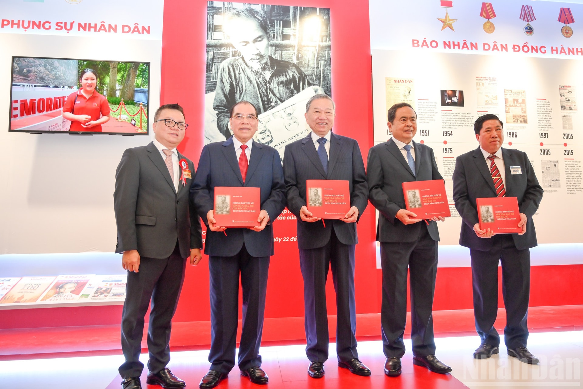 Tổng Bí thư Tô Lâm, các đồng chí lãnh đạo Đảng, Nhà nước và các đại biểu nhận cuốn sách ndo_br_hoi-bao-9489.jpg
