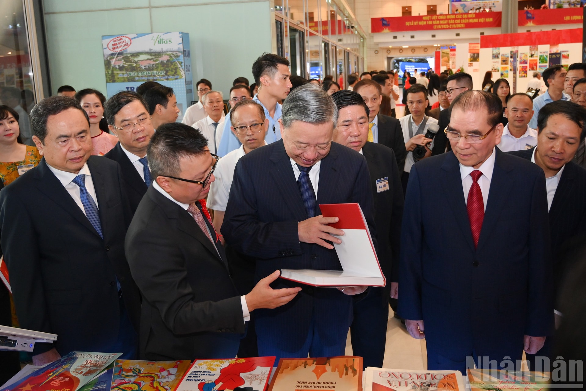 Tổng Bí thư Tô Lâm và các đồng chí lãnh đạo tham quan gian trưng bày Báo Nhân Dân. ndo_br_hoi-bao-9459.jpg