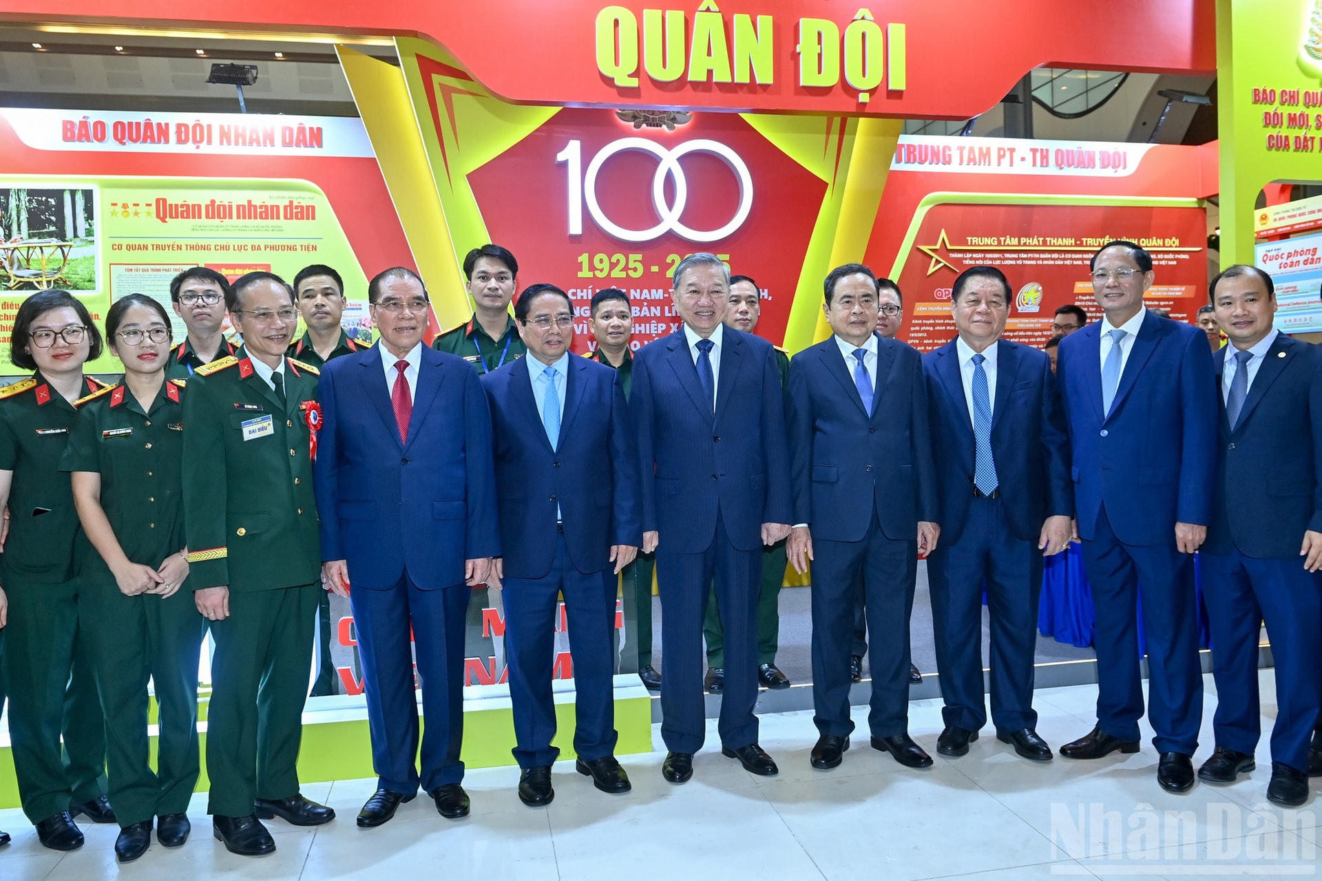 Tổng Bí thư Tô Lâm, các đồng chí lãnh đạo Đảng, Nhà nước và các đại biểu tham quan không gian trưng bày của khối các cơ quan báo chí Quân đội. ndo_br_hoi-bao-8846.jpg