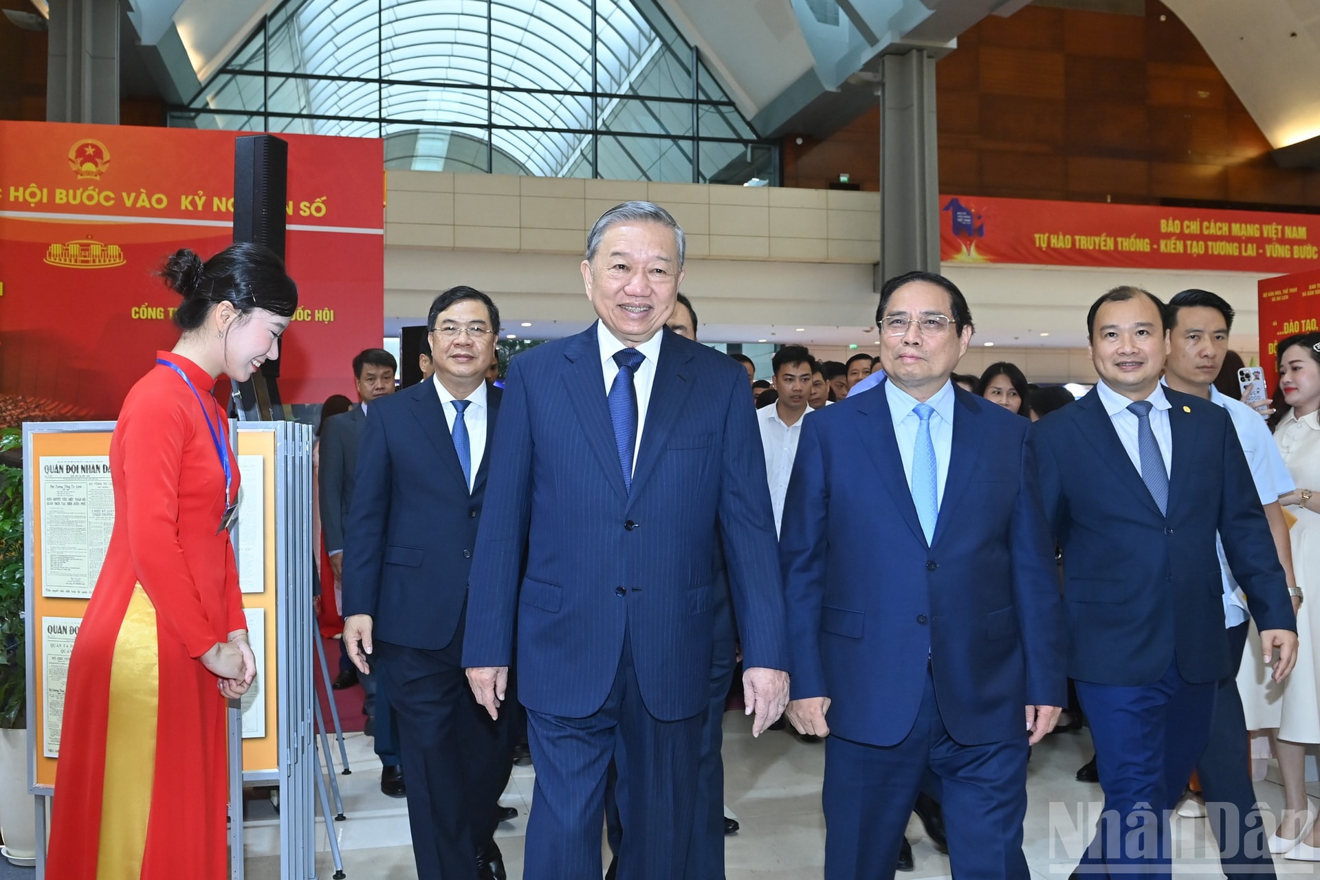 Tổng Bí thư Tô Lâm và các đồng chí lãnh đạo tham quan các gian trưng bày. ndo_br_hoi-bao-8822.jpg