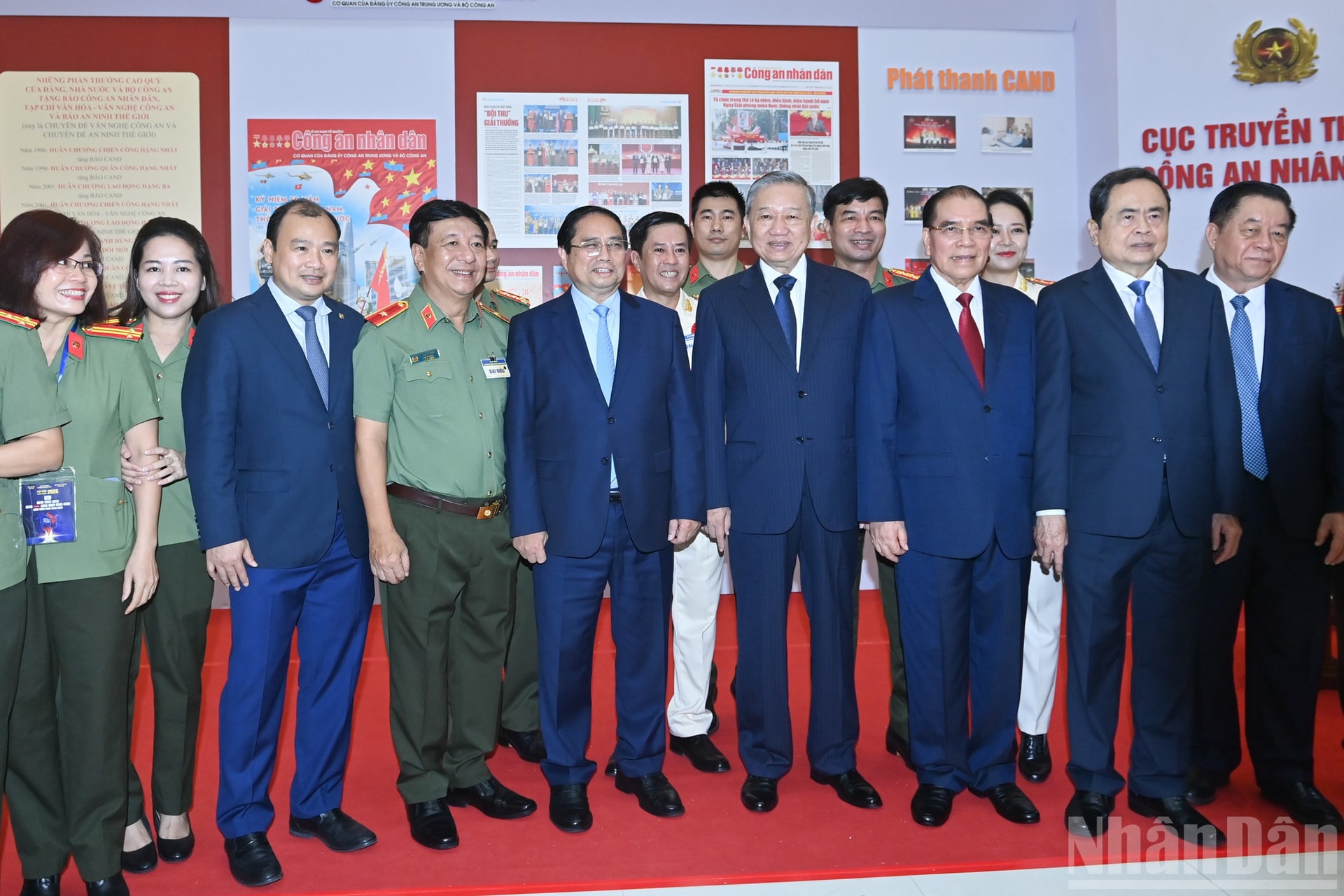 Tổng Bí thư Tô Lâm, các đồng chí lãnh đạo Đảng, Nhà nước và các đại biểu tham quan không gian trưng bày của khối các cơ quan báo chí Công an nhân dân. ndo_br_hoi-bao-8863.jpg